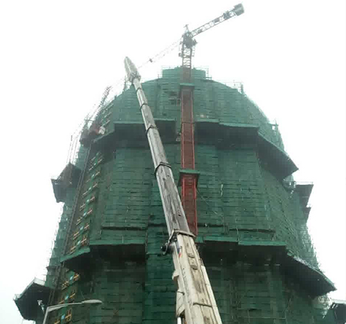 温县吊车在工地上作业